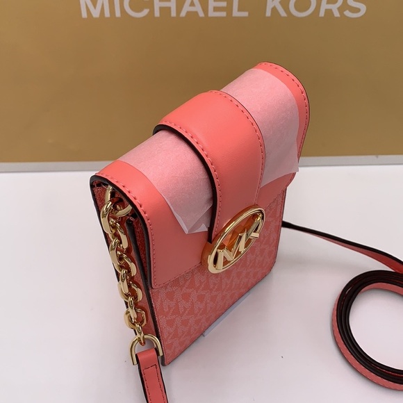 Michael Kors Carmen Small Logo
Smartphone Crossbody Grapefruit signature color - Picture 10 of 16